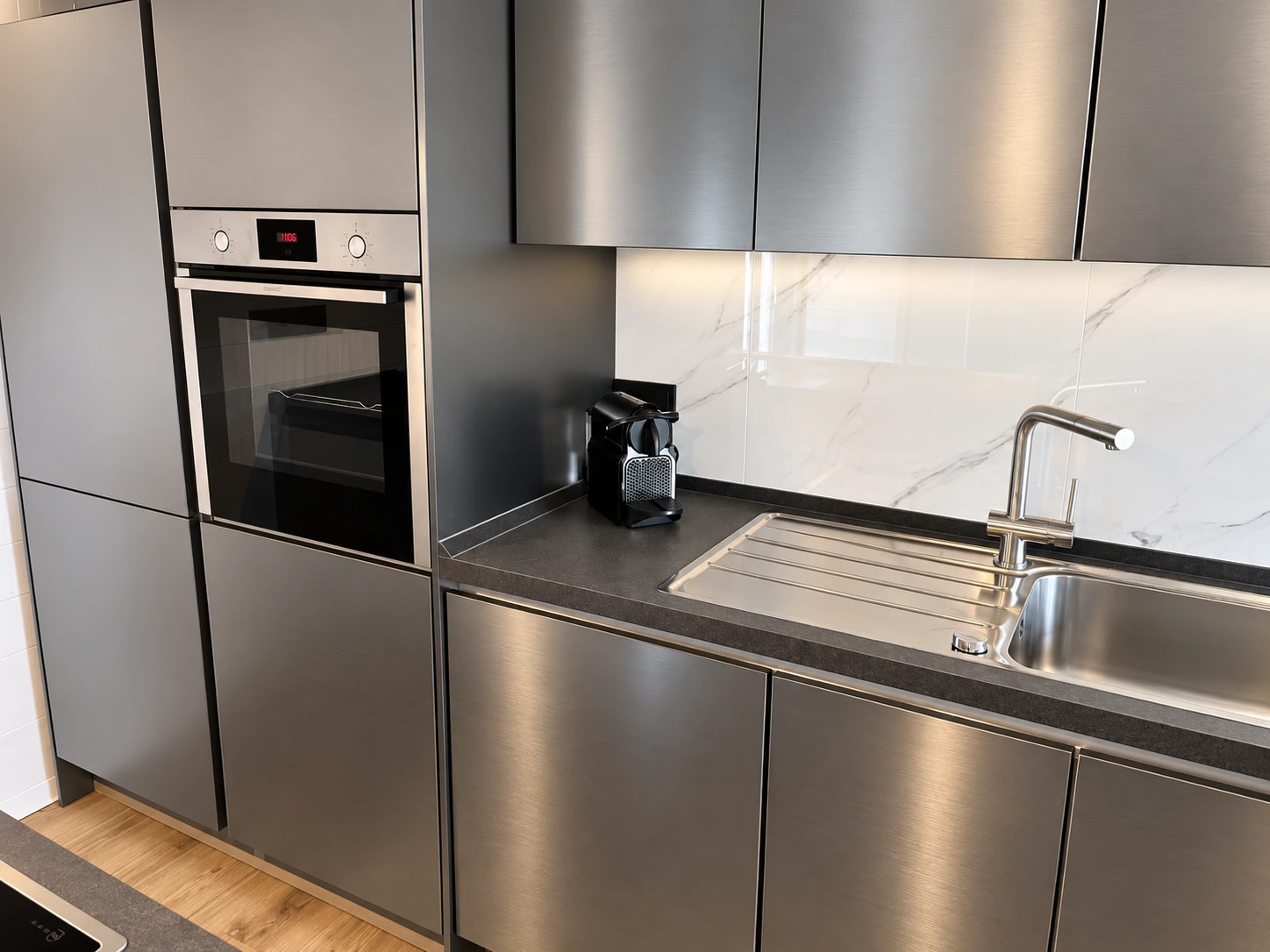 Küche der Forest Lodge I mit Backofen, Spüle und Kapselkaffeemaschine