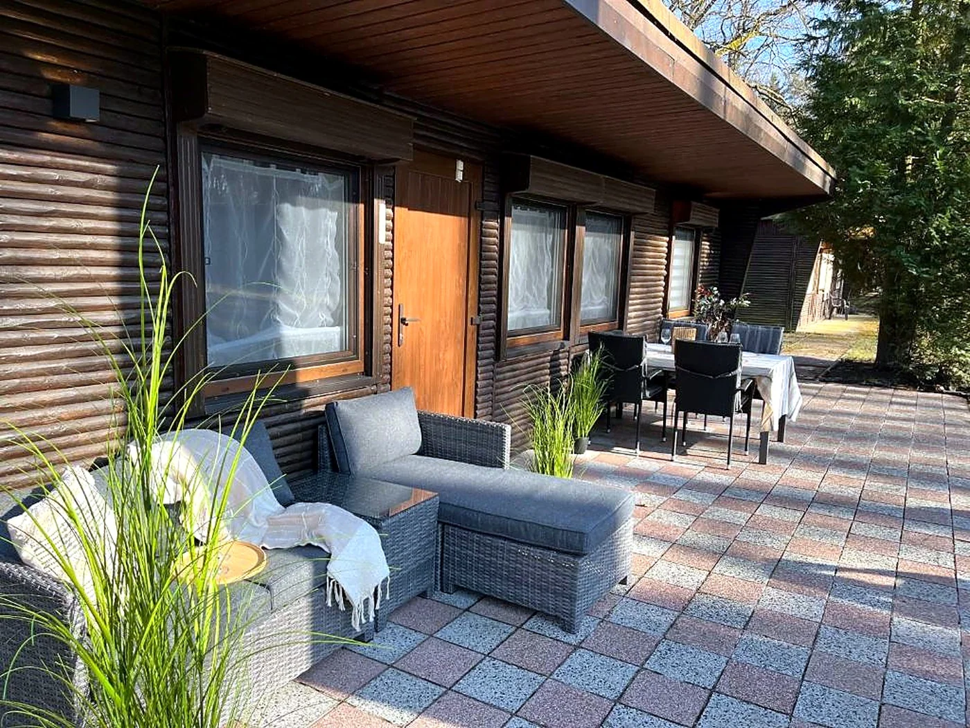Terrasse mit Essplatz und Lounge vor Forest Lodge II
