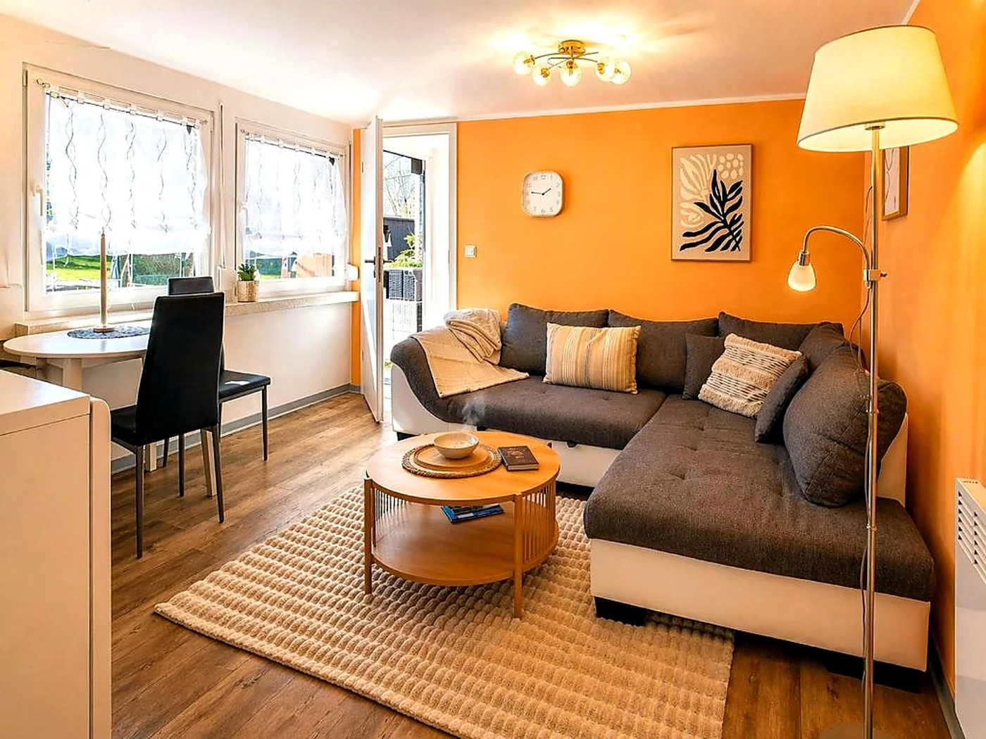 Wohnbereich mit Sofa und Essplatz in Forest Lodge II