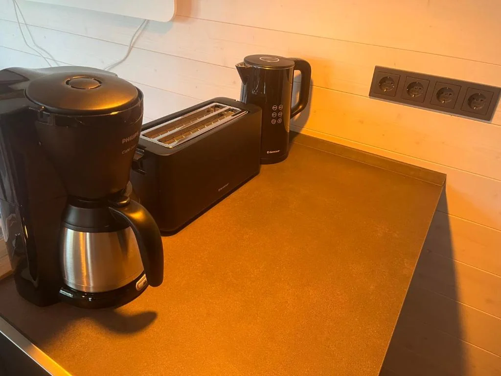 Filterkaffeemaschine, Toaster und Wasserkocher auf der Arbeitsfläche